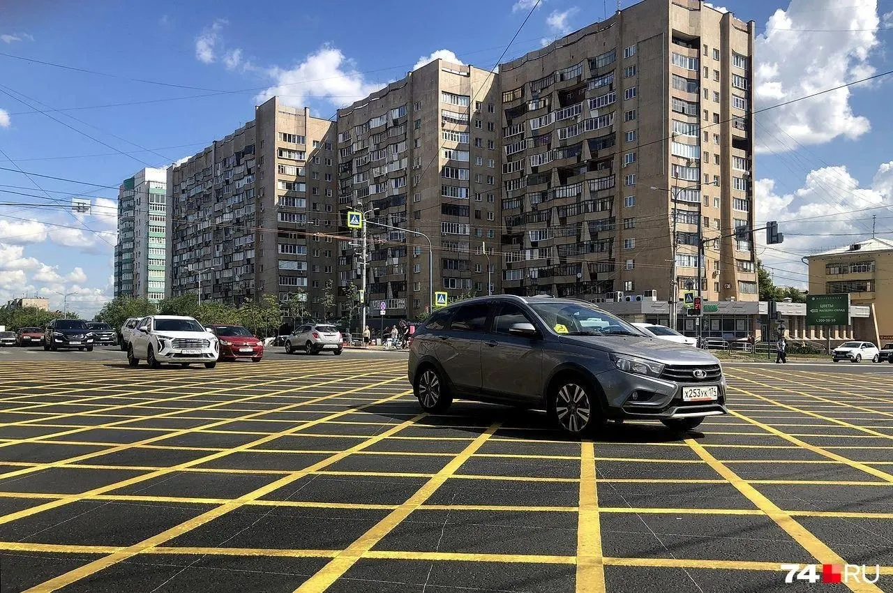 В Челябинске добавят новую дорожную разметку на пяти перекрестках региона, чтобы регулировать движение и предотвращать заторы.