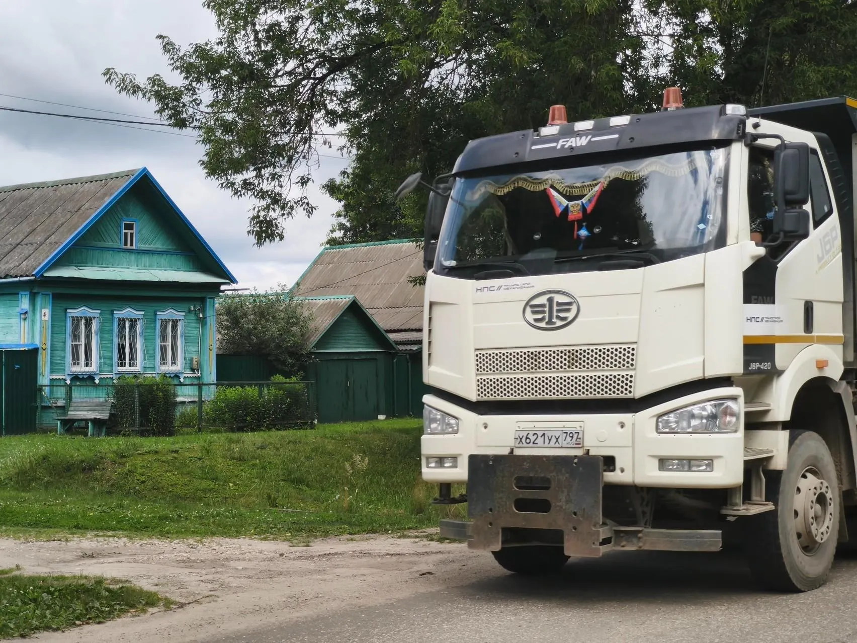 Жители сталкиваются с изъятием жилья и опасной близостью к многотонной технике, пока строители работают над трассой.