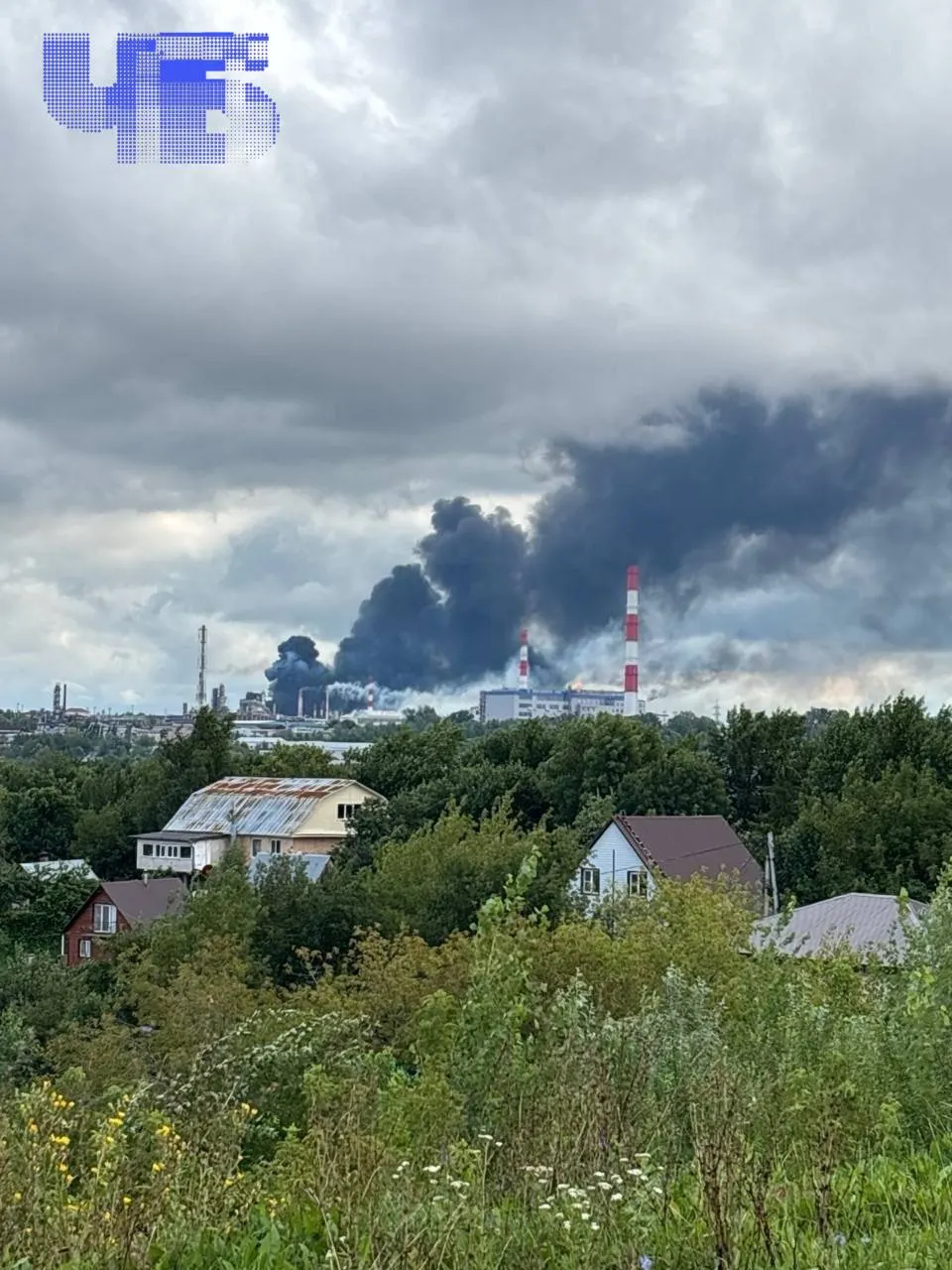 По сообщениям, по нефтеперерабатывающему заводу в Уфе был нанесён удар с применением беспилотников. В ряде ближайших регионов, включая Челябинскую область, объявлен режим «беспилотной опасности». Информация требует проверки.