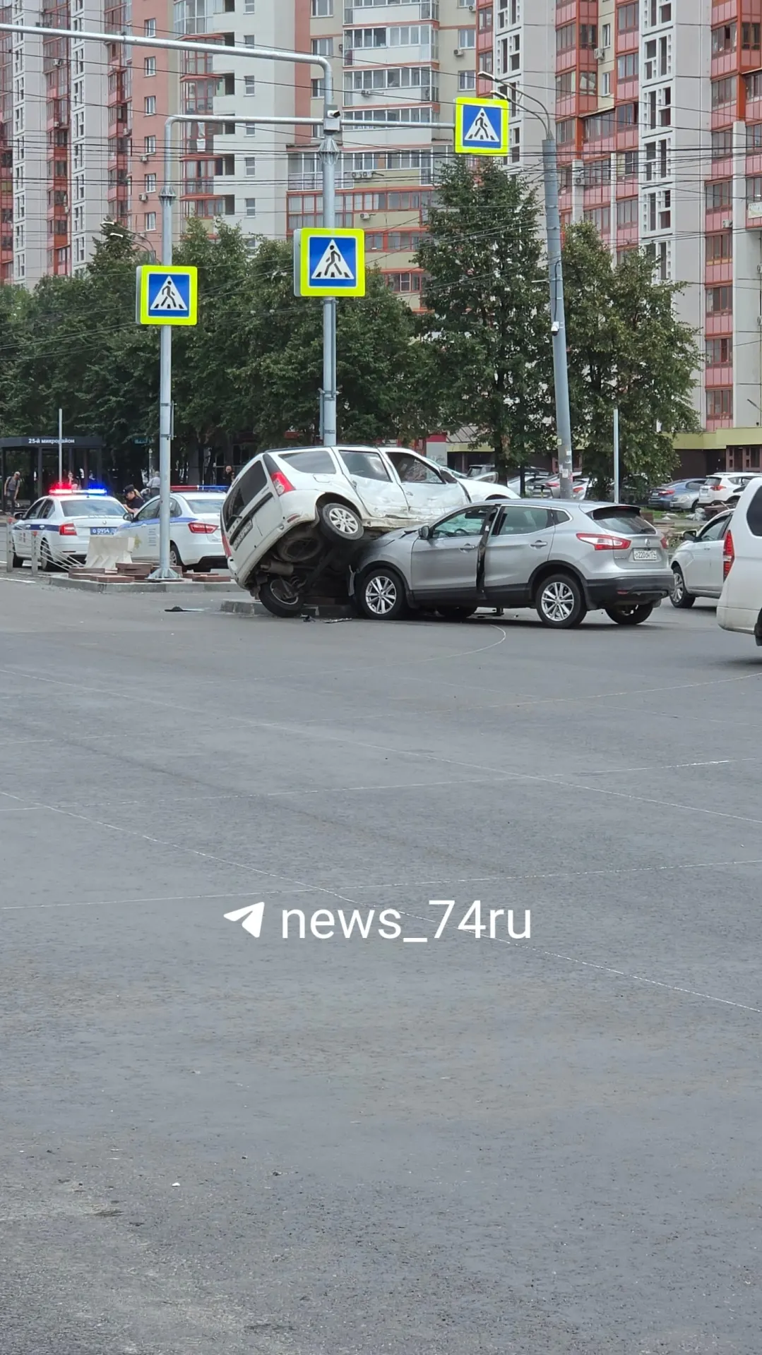 По данным ГИБДД, никто не пострадал. Авария произошла на перекрёстке: Largus поворачивал налево, а в его бок врезался Nissan Qashqai; после удара машина отбросила Largus к столбу.