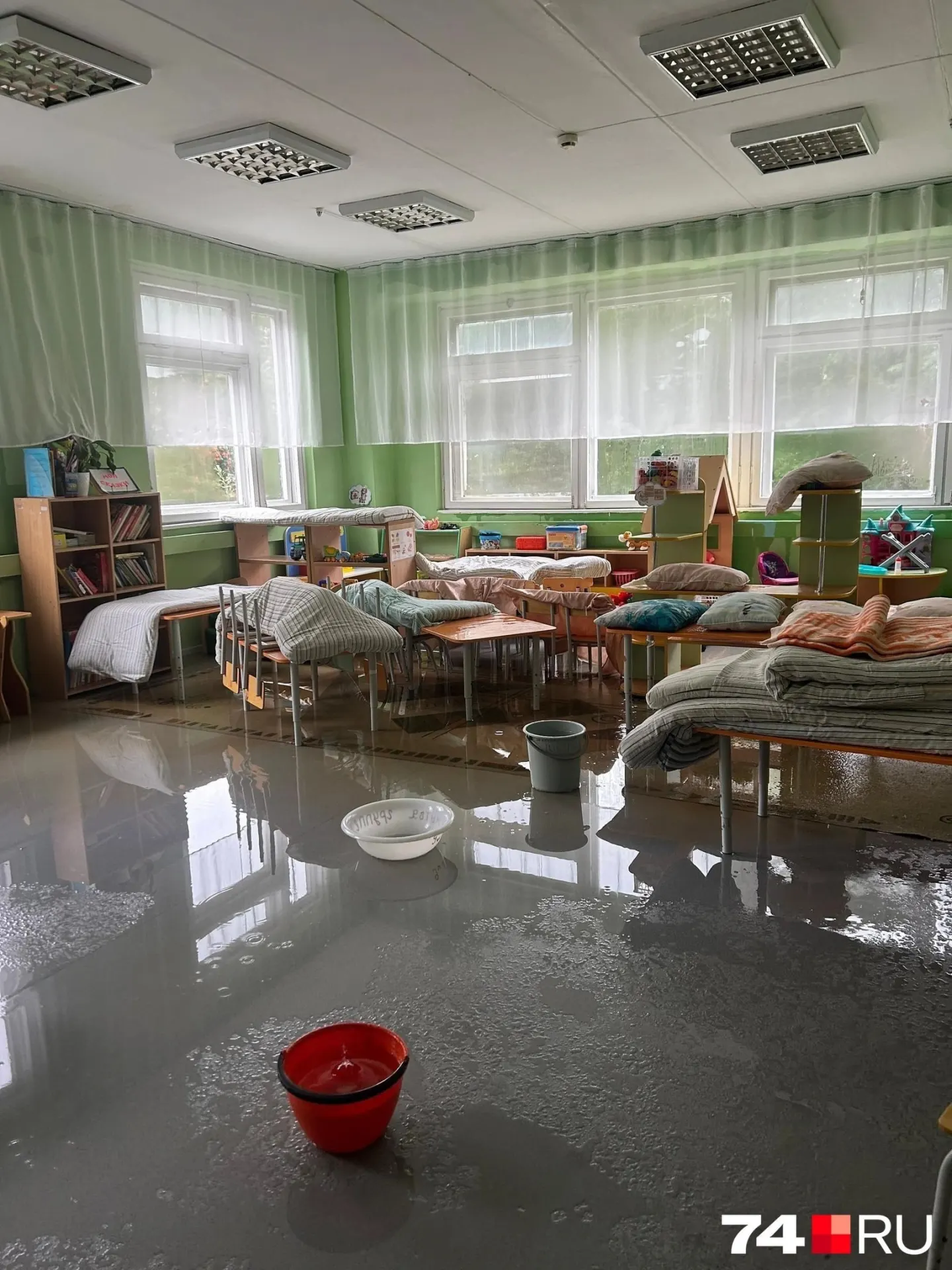 После прошедшего дождя крыша детского сада протекла: вода затопила помещения, мебель поплыла. Детей отправили домой, сроки ремонта неизвестны.