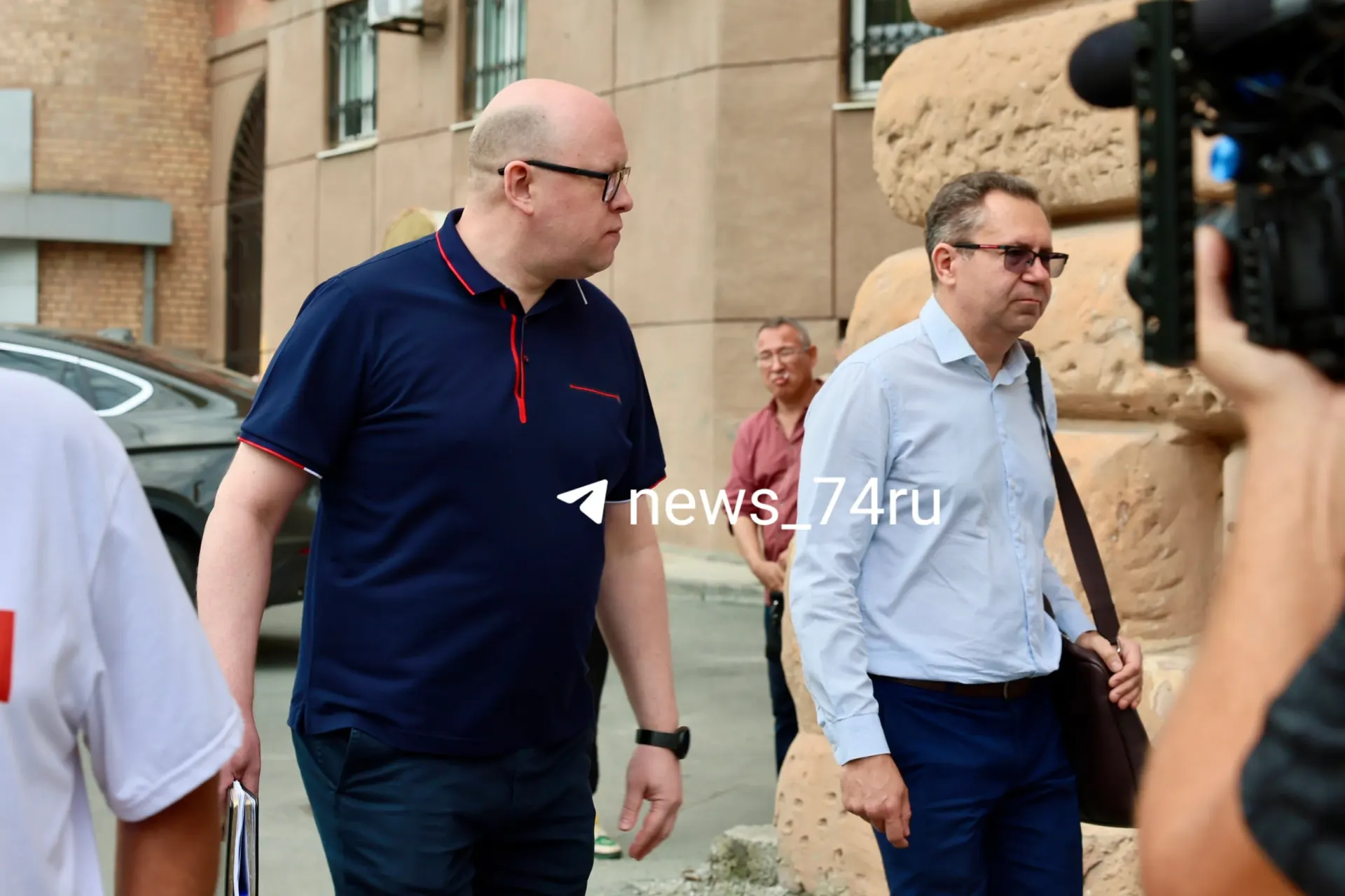 Перед началом заседания по делу бывшего министра дорожного хозяйства Челябинской области в Советском районном суде эвакуировали людей; вход перекрыли, позже пропустили внутрь. Домашний арест Алексею Нечаеву продлен до декабря.