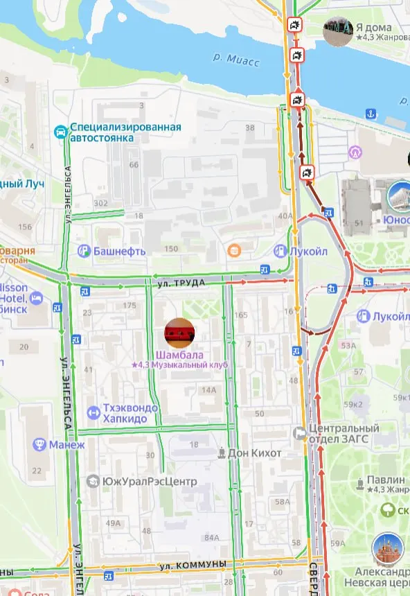 Пробка образовалась на участке от Алого поля до развязки с Братьев Кашириных. Сотрудники ГИБДД уточняют обстоятельства.