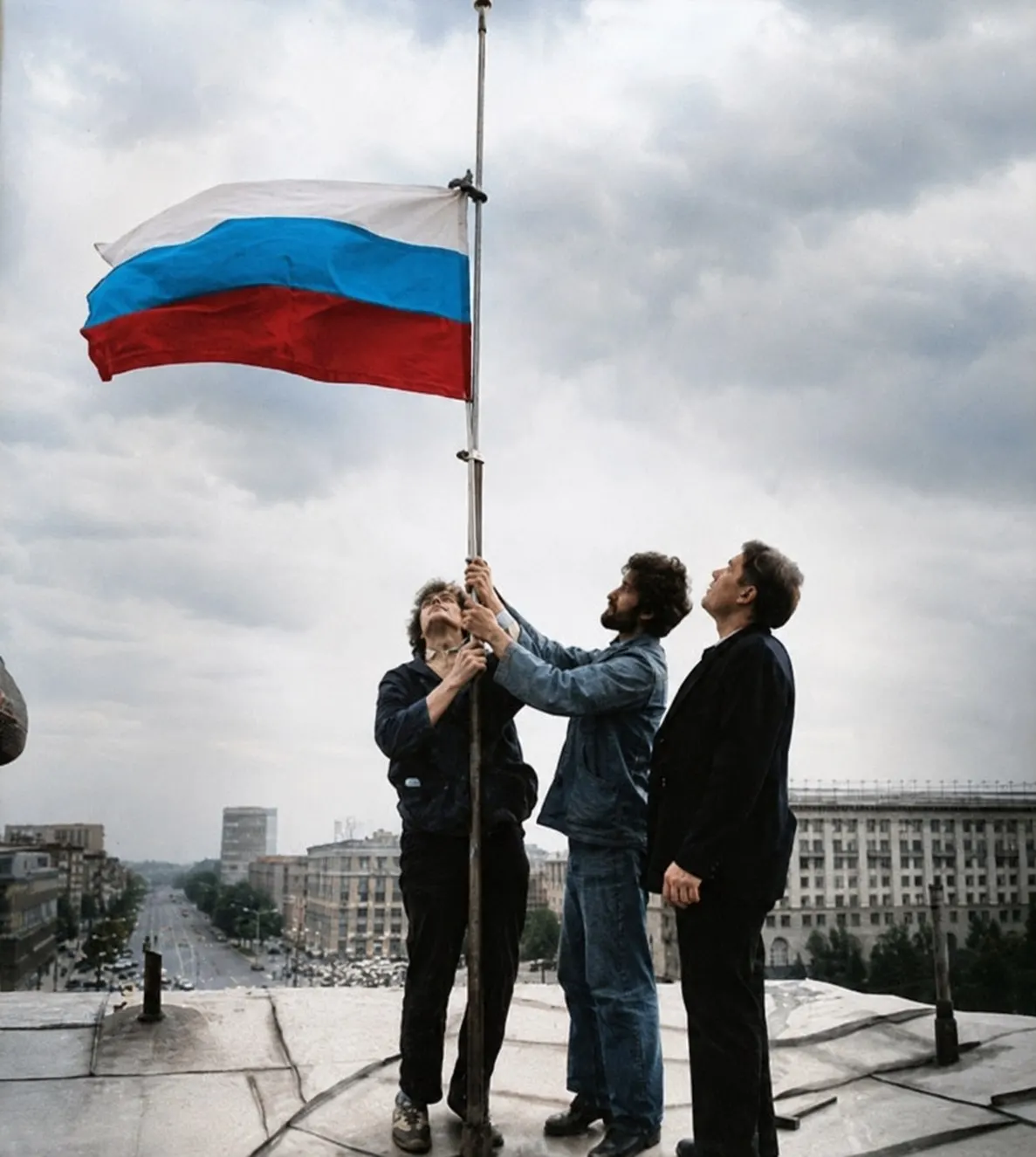 После неудачи августовского путча челябинские активисты сшили флаг дома и подняли его над зданием областной администрации; символ над площадью Революции просуществовал несколько недель.