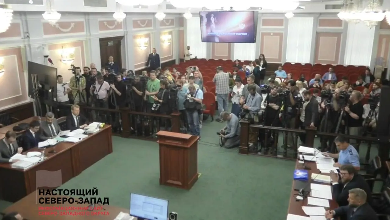 Началось рассмотрение иска о снятии партии «Яблоко» с федерального списка; в зале собрались около 500 человек, внутрь пропустили только участников процесса и журналистов. Рассматриваются обвинения в авторских правах, экстремизме и финансовых претензиях к кандидатам.