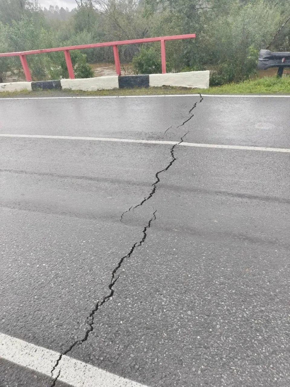Из‑за подъёма воды закрыты мосты и участки дорог в районе Кусы. Водителей просят воздержаться от поездок и использовать объезды через Златоуст и соседние населённые пункты.