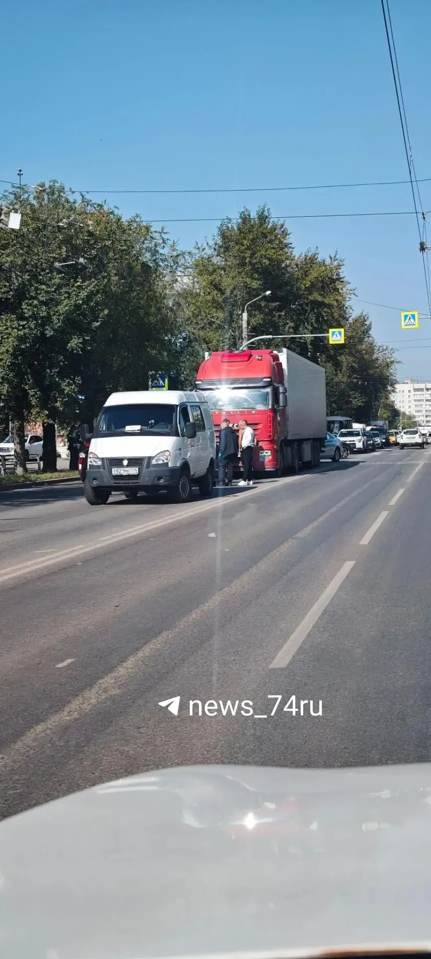 На месте ДТП работают полиция и бригада скорой помощи; устанавливаются обстоятельства.