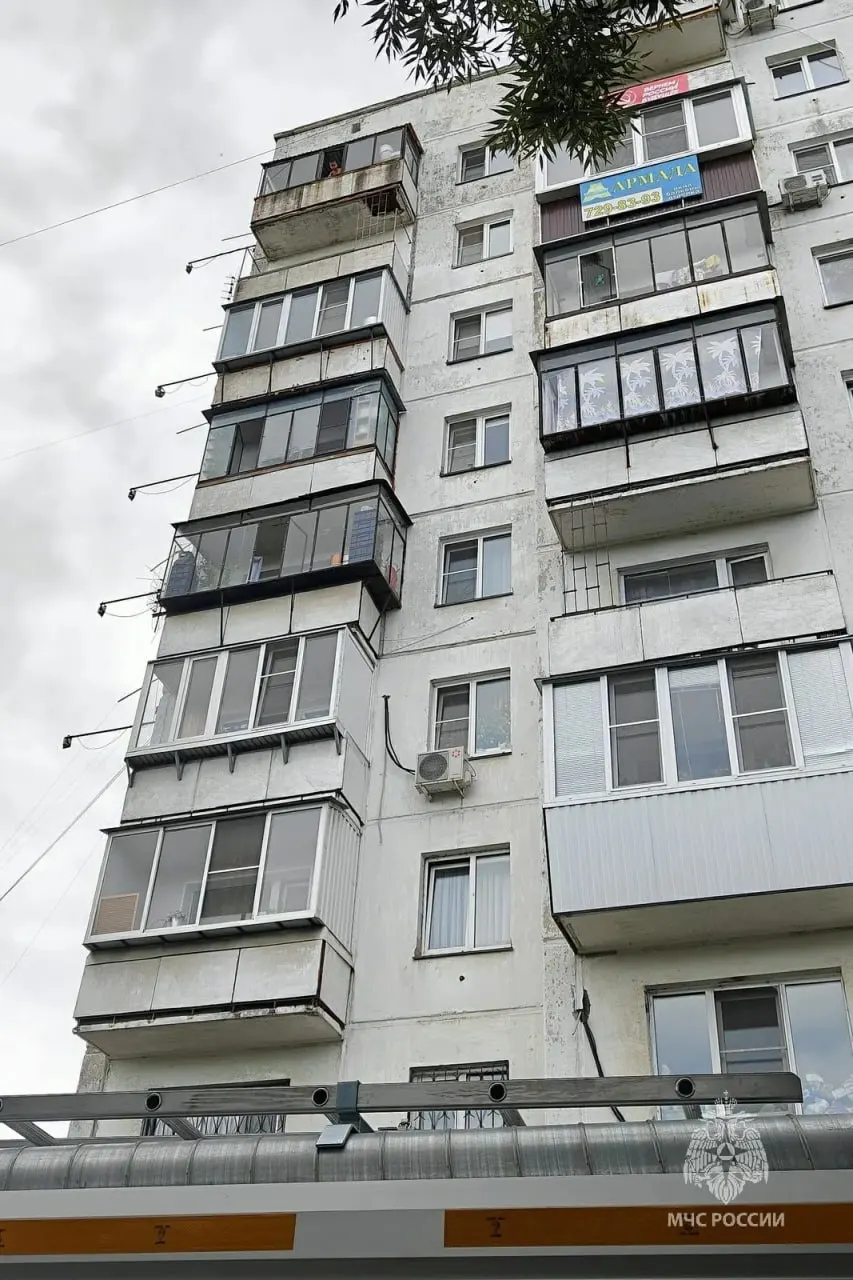 Пятилетний мальчик находился на балконе девятого этажа; спасатели освободили его и вернули домой после вызова прохожих.
