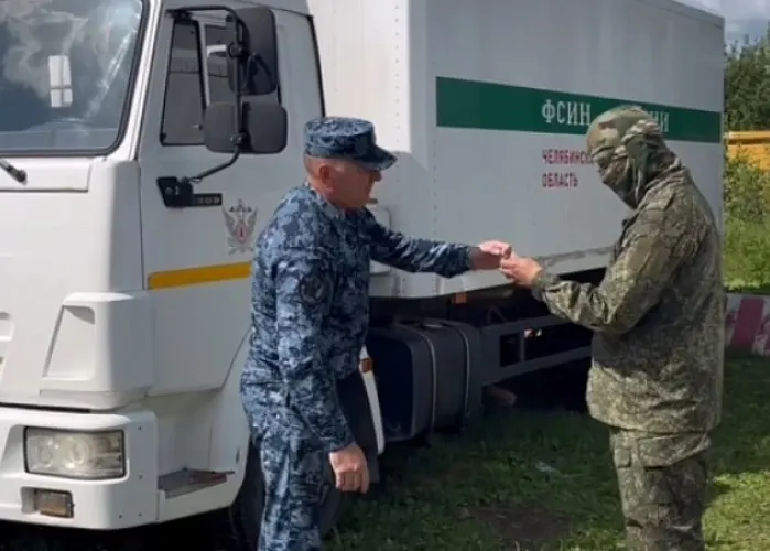 В Челябинской области три гражданских автомобиля передали подразделению ВДВ; военным предстоит переделать их под подвоз боеприпасов и эвакуацию раненых.