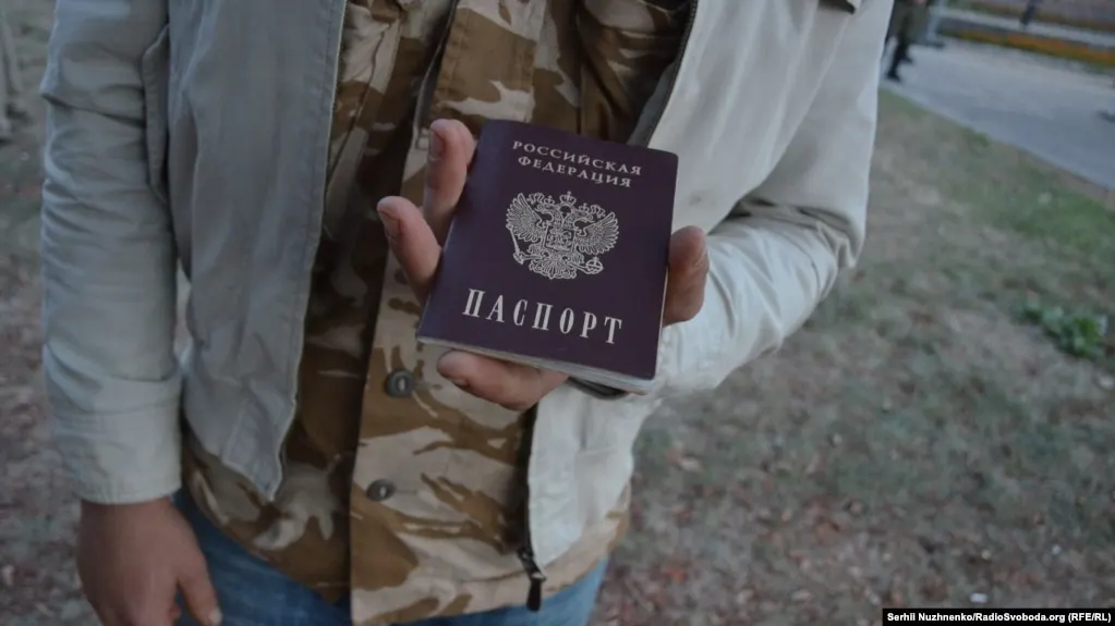 ФСБ аннулировала гражданство у нескольких жителей юга России за выражение антивоенных взглядов; среди них жители Ставропольского края и Адыгеи, а также граждане из других регионов. Независимая проверка обстоятельств затруднена.