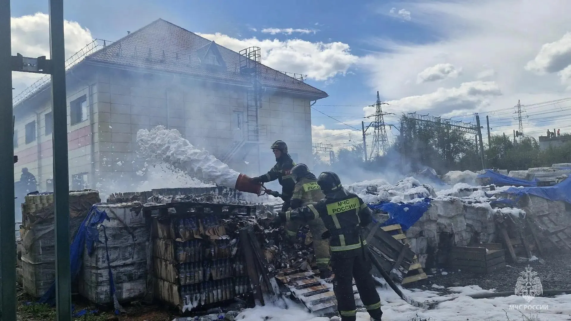 Пожар на складе алкоголя в районе перекрыл движение, пострадавших нет. Очаг возгорания локализован на площади около 200 кв. м.