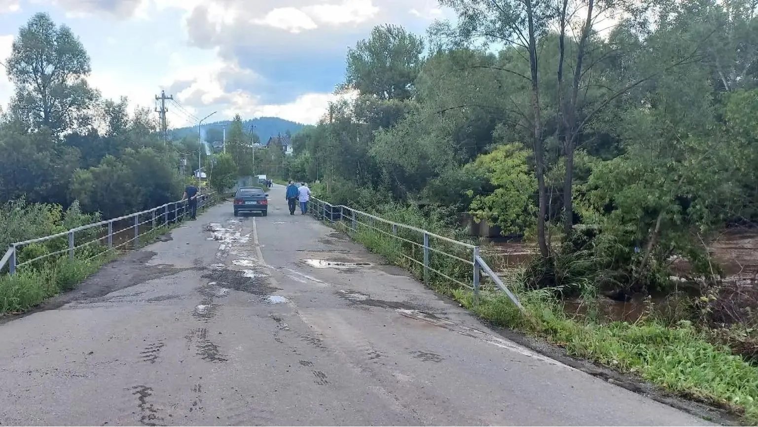 После ливней вода отступает, движение по мосту в Кусе возобновлено; продолжаются работы по восстановлению мостов в поселке Магнитка.
