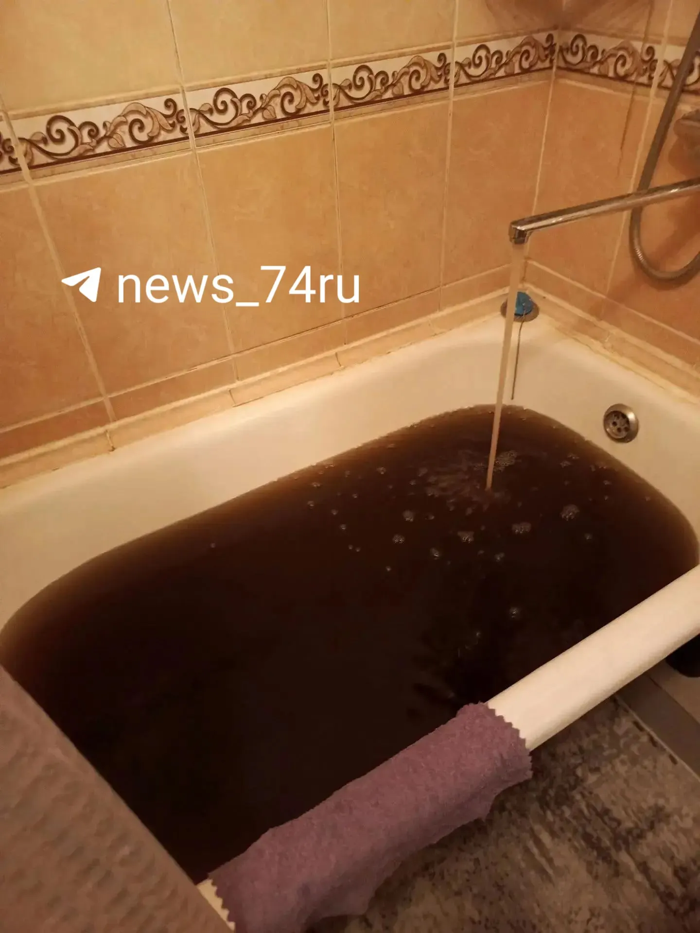 Жители Калининского района сообщают о черной и коричневой воде из-под крана; власти обещают проверить водоснабжение и вернуть нормальное качество воды к утру.