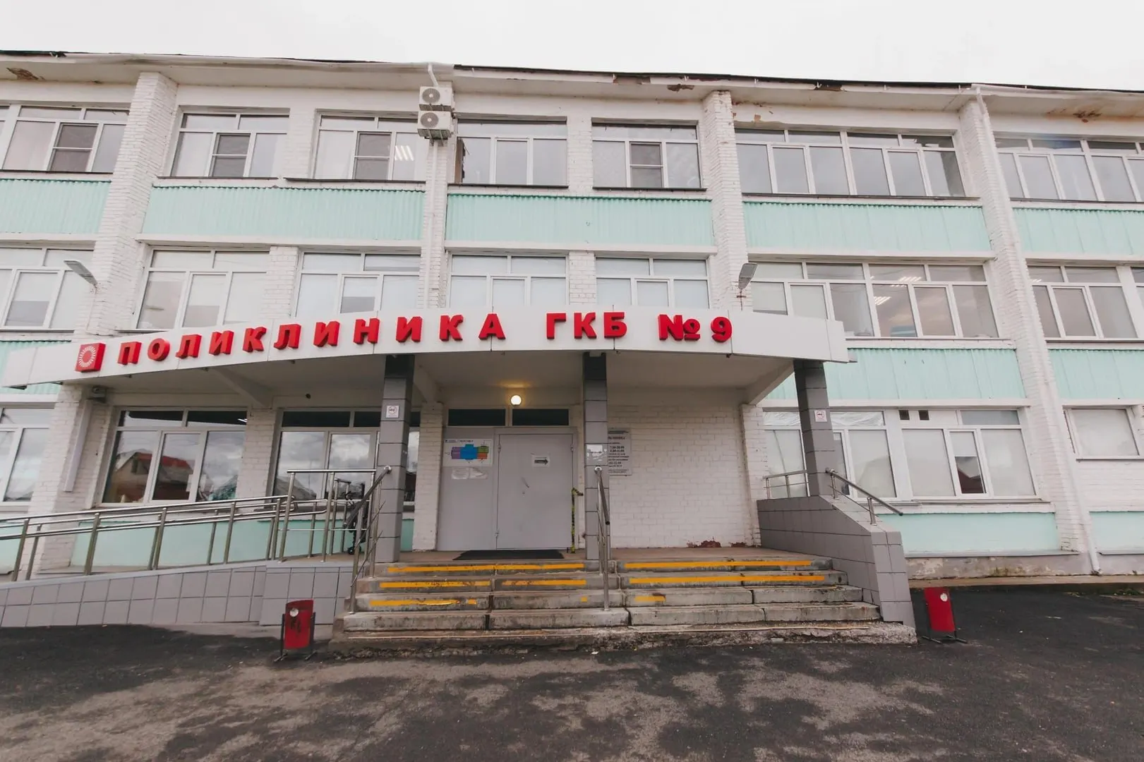 Жительница Челябинска узнала через госуслуги, что её прикрепили к поликлинике в Ленинском районе, и теперь пытается вернуть прежнее место обслуживания. История разобравшаяся с прикреплением продолжает развиваться.