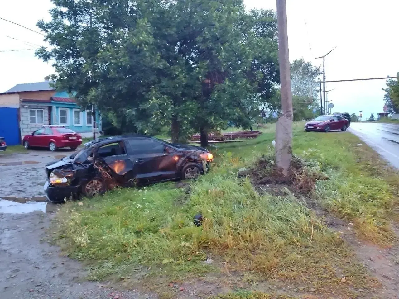 В городе Касли пьяный водитель вылетел на встречную полосу и столкнулся с опорой ЛЭП. Погибла 23‑летняя женщина; ещё один пассажир в тяжёлом состоянии. Водитель и второй пассажир получили травмы.