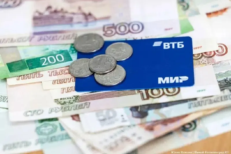 Банк России подтвердил готовность банков к внедрению цифрового рубля, который начнет массово внедряться 1 сентября 2026 года, банки смогут предоставлять депозиты и кредиты в новой валюте.