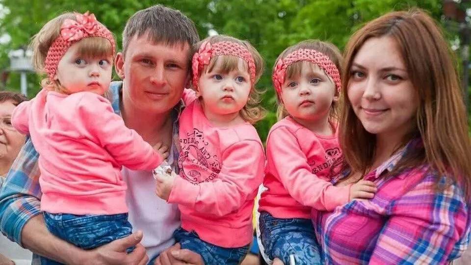 У челябинской семье тройняшкам поставили диагноз СМА; лечение сменили на российское, что привело к ухудшению состояния. Родители борются за доступ к оригинальному препарату через прокуратуру и Следственный комитет.