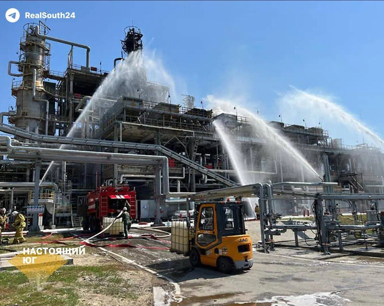 Август оказался тяжелым месяцем для нефтепереработки в России: 21 атака на НПЗ и остановки шести крупных заводов, сокращение выпуска бензина и рост цен.