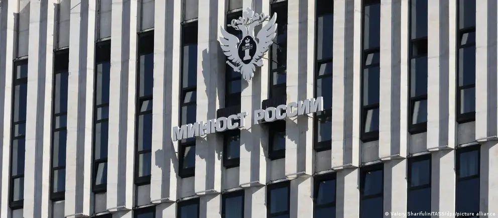 Министерство расширило перечень «нежелательных» организаций на шесть позиций, включив HRF под руководством Навальной и ряд зарубежных центров. Расследование также коснулось антивоенных проектов и институтов памяти.