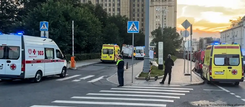 Вечером 1 августа у ресторана на Кудринской площади прогремел взрыв; рассматривается версия о покушении на главнокомандующего Воздушно-космическими силами Александра Чайко. По последним данным, число погибших выросло до семи.