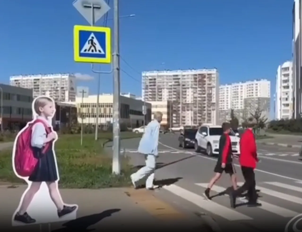 Ростовые куклы должны привлекать внимание водителей; в ГИБДД не смогли привести статистику ДТП на зебре за прошлый учебный год.