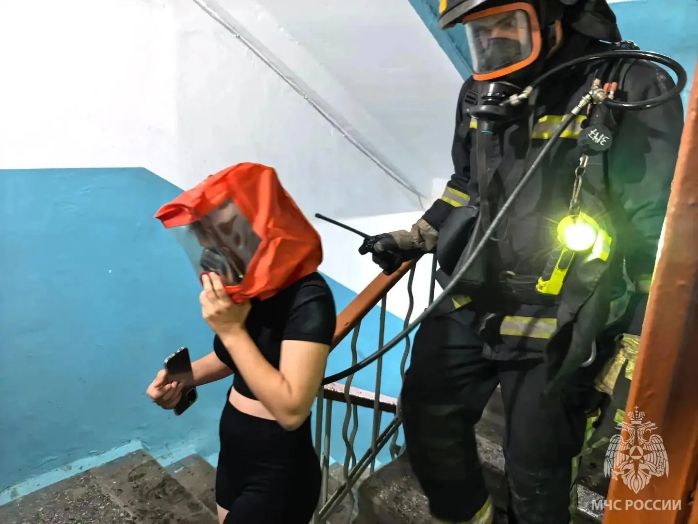 Ночью в подъезде жилого дома на улице Чайковского произошёл пожар. Пятеро детей эвакуированы, восемь человек выведены спасателями, ещё девять вышли на улицу сами; хозяйка квартиры госпитализирована после угарного газа; причины пожара устанавливаются.