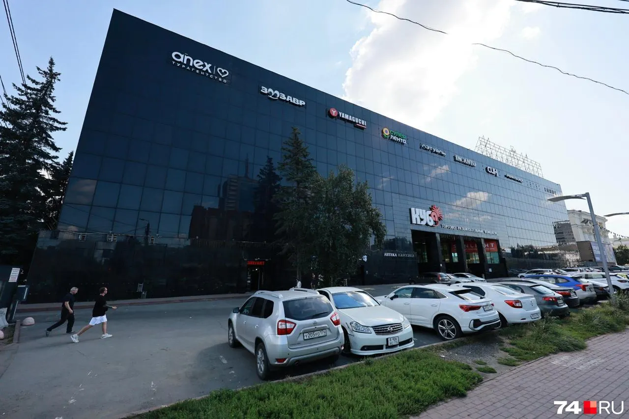 Эксперты обсуждают перспективы челябинского ТРК «Куба»: падение посещаемости и поиск уникальной ниши, которая поможет вернуть посетителей.