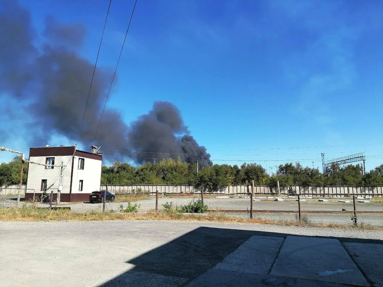 В Челябинской области действует тревога из-за беспилотников: жители просят оставаться дома, возможны перебои в связи; ситуация может быть связана с атакой на Орский НПЗ в соседнем регионе.