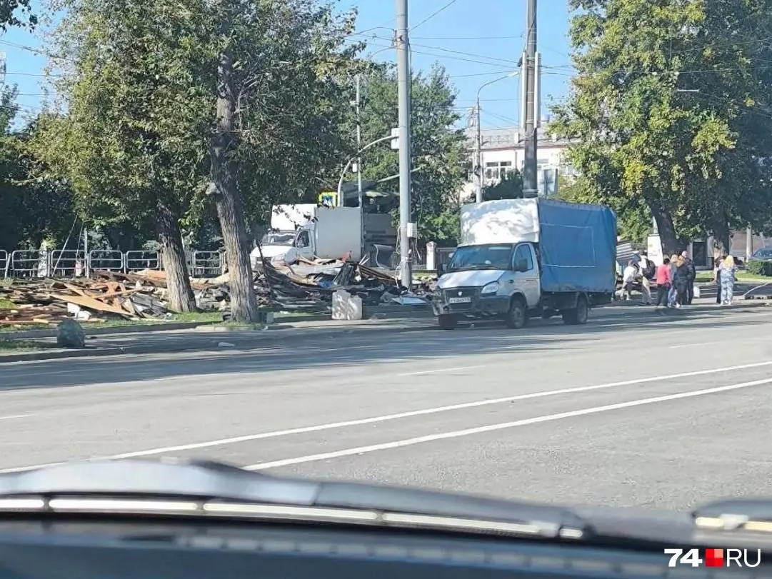После жалоб горожан остановку снесли и подготовили место для новой остановки. Договор с арендатором расторгли; точные сроки установки новой конструкции пока не известны.
