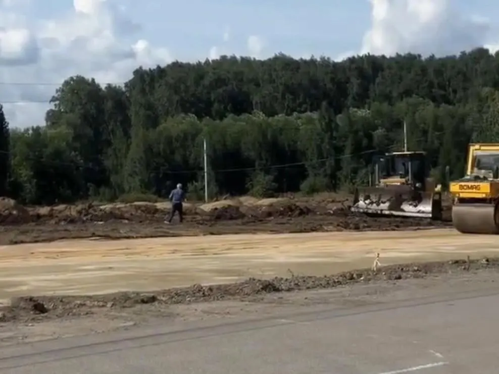 Во время работ перенесут остановку «Улица Лыжных Батальонов» ближе к входу на городской пляж; реконструкция кольца обойдется бюджету в 80 млн рублей и завершится к середине сентября.
