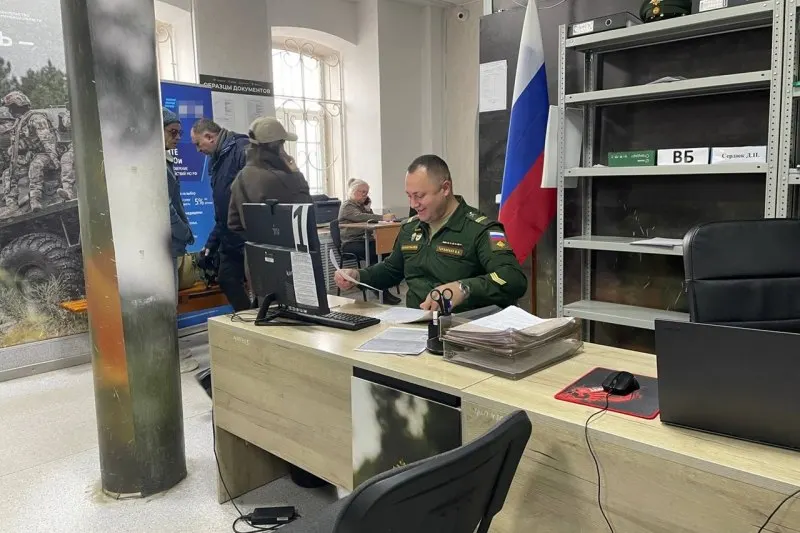Власти опровергли слухи о мобилизации; эксперты отмечают психологическое давление со стороны материалов за рубежом, а политологи обсуждают отсутствие признаков мобилизации.