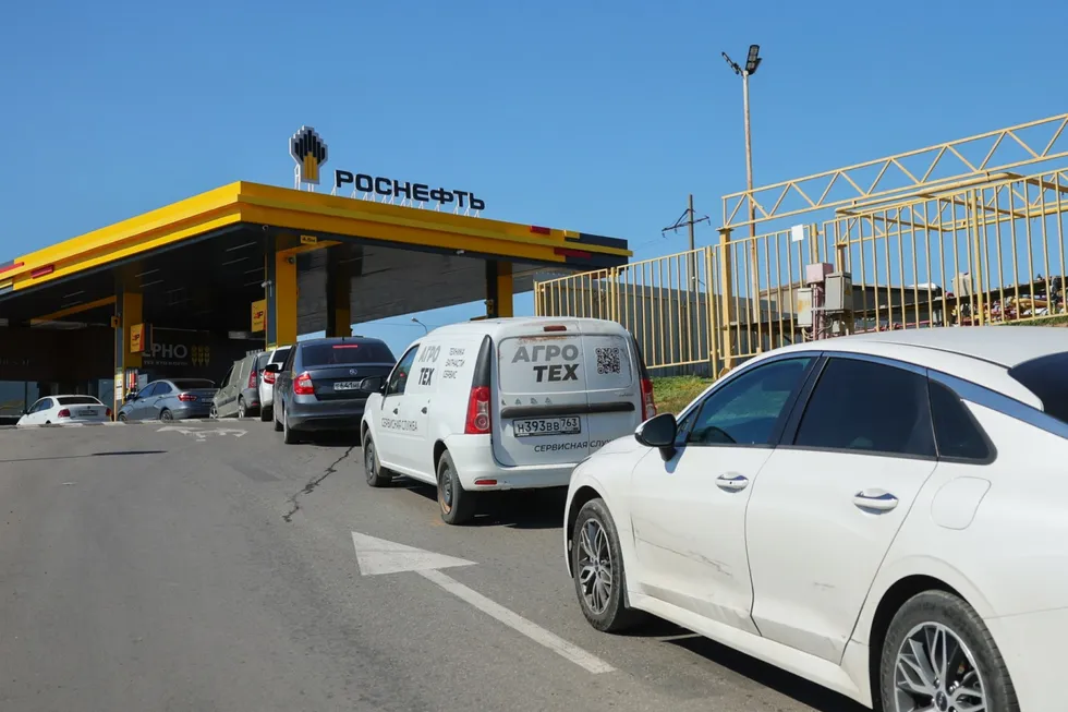 По данным Росстата, цены на бензин растут в большинстве регионов. В Москве и Санкт-Петербурге введены лимиты на продажу топлива, часть заправочных сетей испытывает перебои. Экономика и повседневная жизнь граждан сталкиваются с ростом цен и нестабильностью поставок.