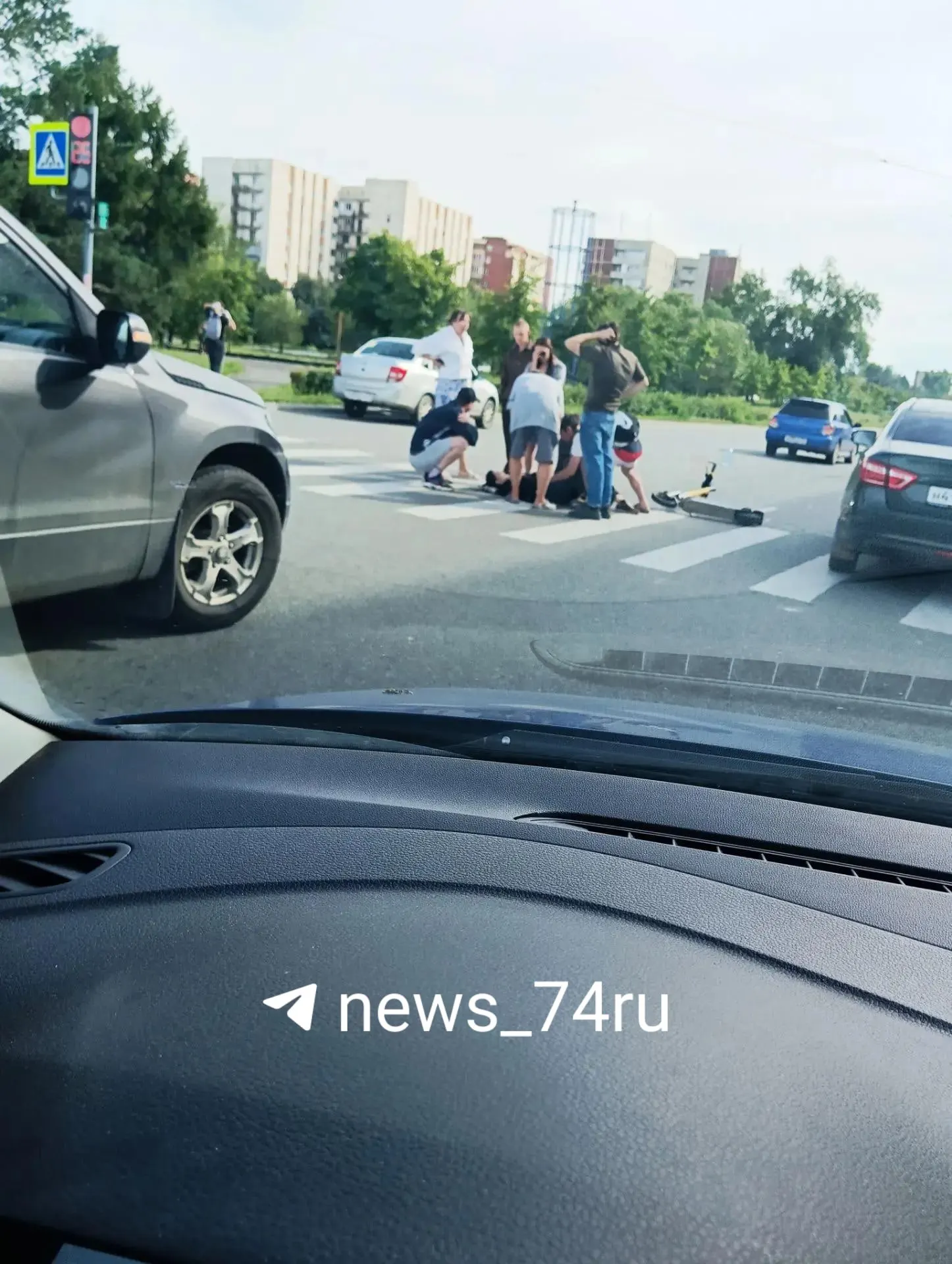 Пострадавшая находится в сознании; свидетели ждут скорой помощи; детали инцидента устанавливаются.