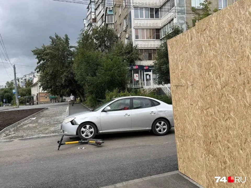 Забор вдоль велодорожки на улице Братьев Кашириных стал причиной аварий между самокатчиками и автомобилями; власти обещали разобраться и вернуть видимость.