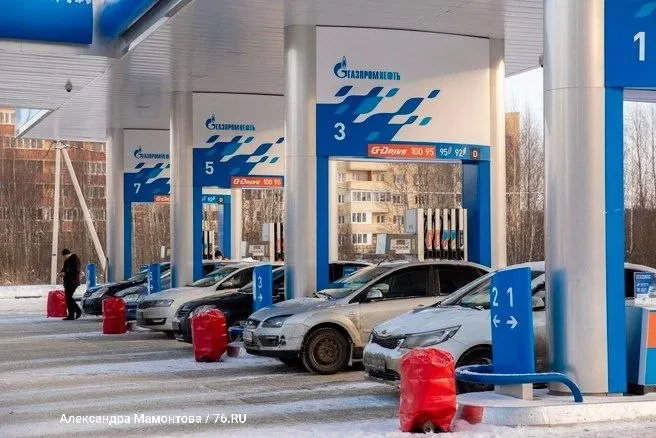 Теперь можно заправлять топливо в любом объёме — в бак автомобиля или канистру — и оплачивать заправку после неё. Лимиты отменены в Москве, Московской области и ещё девяти регионах.