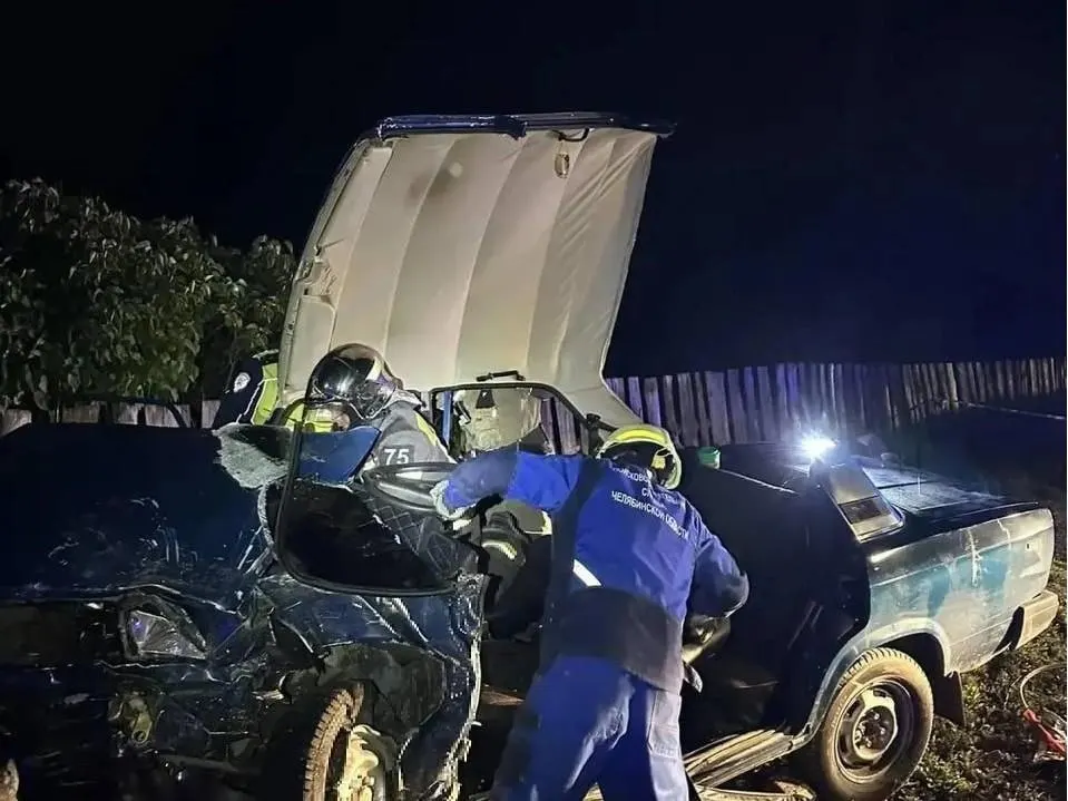 Нетрезвый водитель Lexus выехал на встречную полосу и врезался в «Жигули»; погиб один человек, а остальные участники ДТП госпитализированы.
