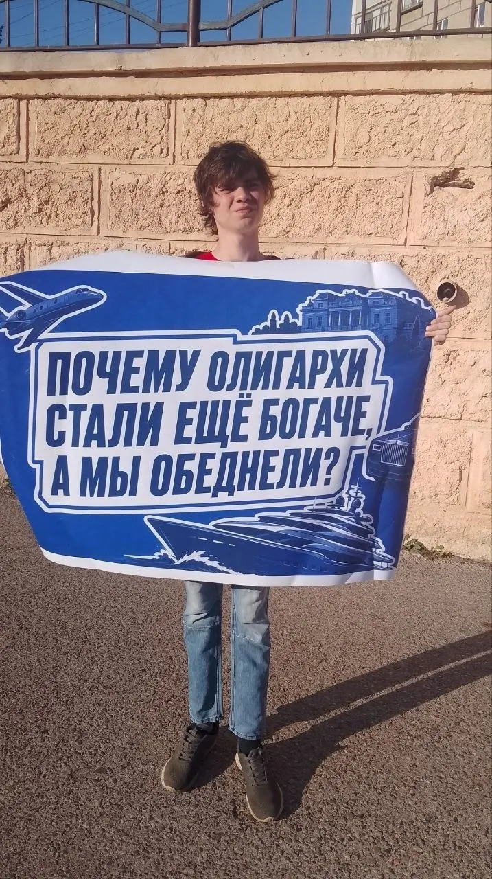 В Магнитогорске прошли одиночные пикеты у городской администрации. Активисты выступают за введение налога на роскошь для богатых с направлением средств в фонд доступного жилья для молодёжи. Один участник сообщил о давлении со стороны провокатора.