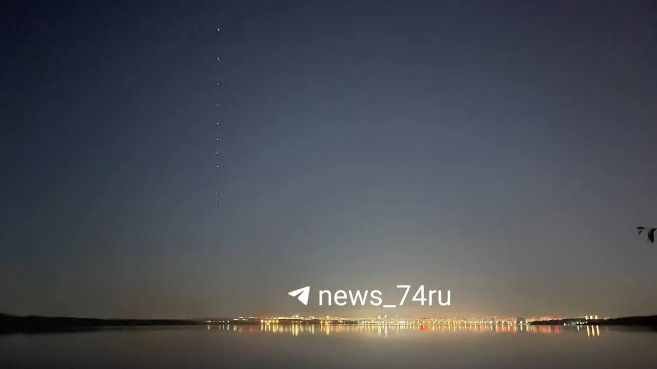 Ночью над Челябинской областью заметили пролёт спутников Starlink. Спутники обеспечивают доступ в интернет без проводов; наблюдатели считают, что именно эти аппараты могли быть увидены над регионом.