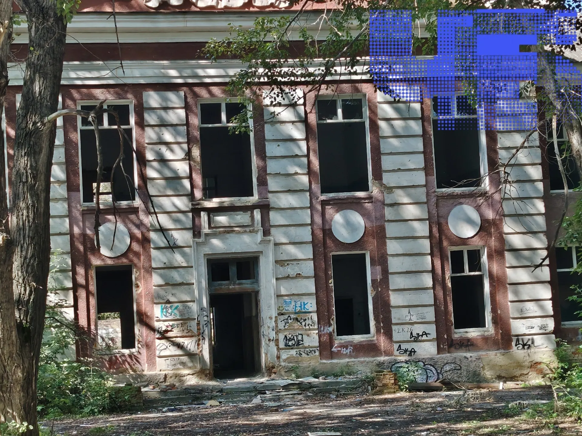 Местные жители требуют быстрого устранения опасности: заброшенное здание бывшей больницы вызывает тревогу у соседей, в том числе из-за проникновения детей днём и дебошей ночью.