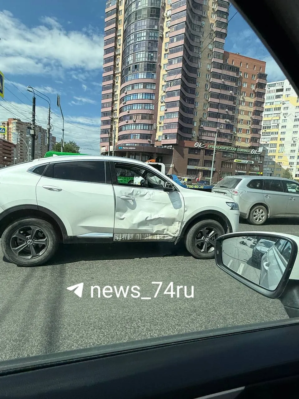 31-летняя женщина за рулём Haval и 30-летний водитель электровелосипеда получили травмы. По записям камер на месте происшествия байкер пытался проехать перекрёсток на почти мигающий зелёный сигнал, в то время как водитель Haval поворачивала налево.