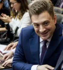 Коммунист Георгий Камнев направил обращение главе Минпромторга Антону Алиханову с просьбой снизить стоимость автомобилей «АвтоВАЗа» на внутреннем рынке, указав, что за рубежом машины дешевле, например в Белоруссии.