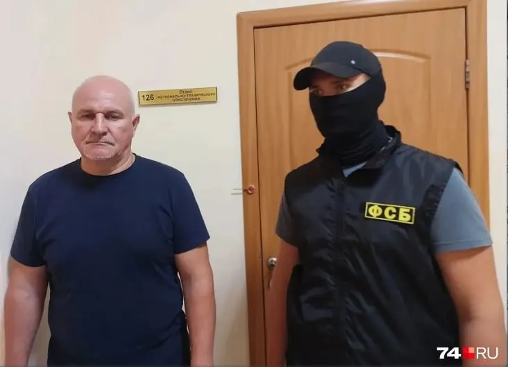 Сотрудник регионального управления ФССП задержан по делу о взятке; обыски прошли на работе и дома; ему грозит штраф до 500 тысяч рублей и до восьми лет лишения свободы; задержанный помещён под домашний арест.