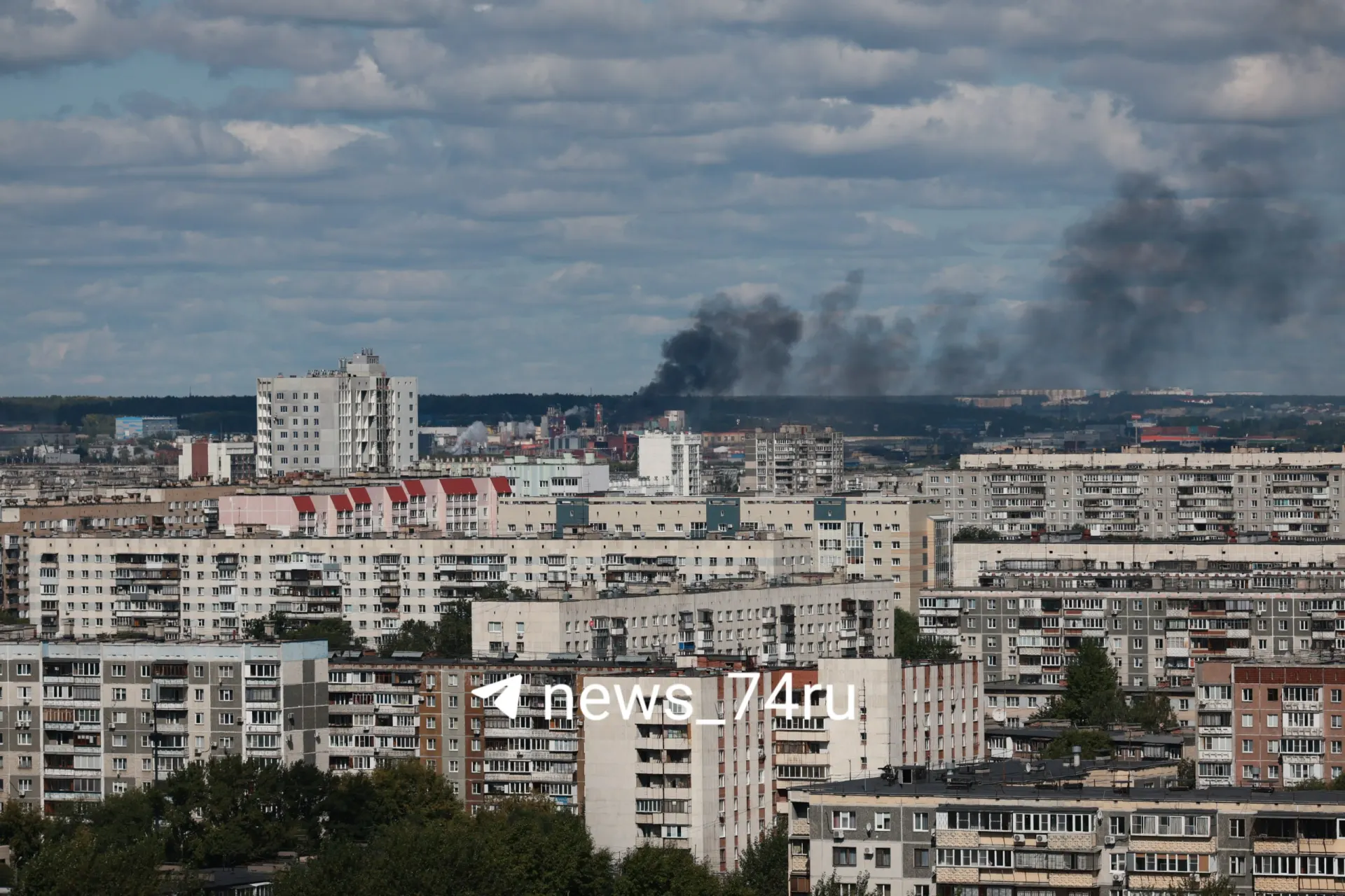Очевидцы фиксируют дым над промзоной города; в МЧС сообщили об отсутствии обращений по данному району.