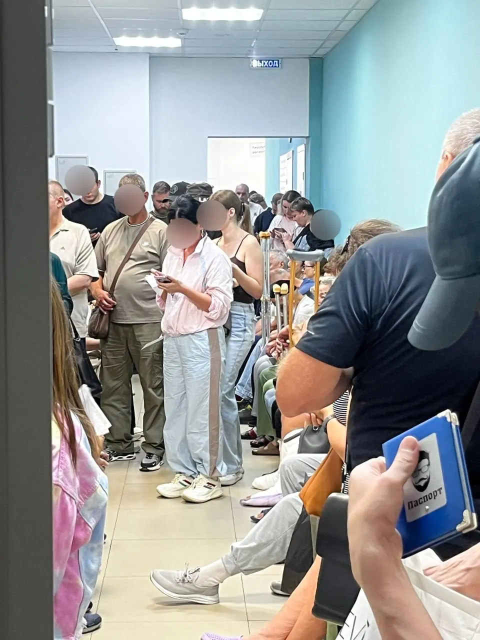 Пациенты жалуются на перегруженность приема: часть врачей в отпуске, очереди растут перед кабинетом хирурга.