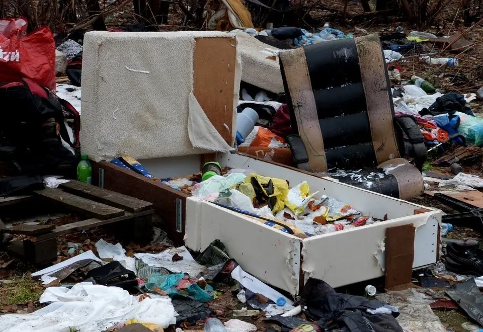 Свалка возле единственного источника питьевой воды для города разрастается: мусор свозят со всех окрестностей, загрязнение лесной зоны растёт, а проблема остаётся без эффективного решения со стороны властей.
