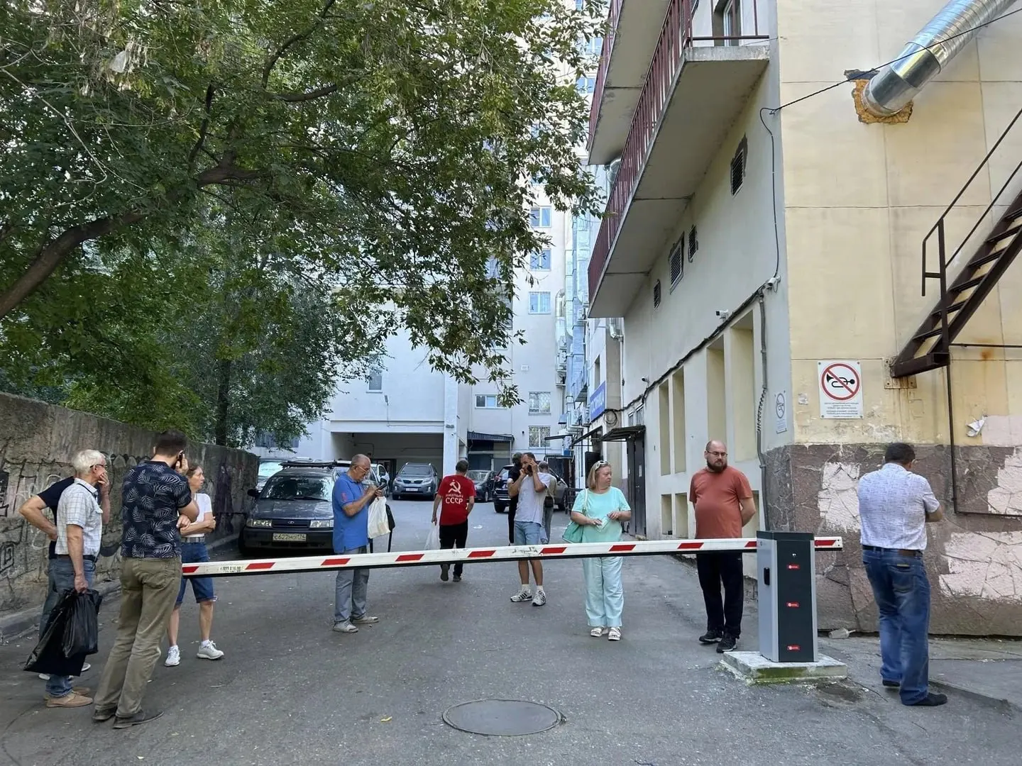 Жильцы и арендаторы спорят о доступе к внутреннему двору после демонтажа шлагбаумов. Рабочие сняли оборудование, полиция приняла заявления, стороны намерены решить вопрос в правовой плоскости.