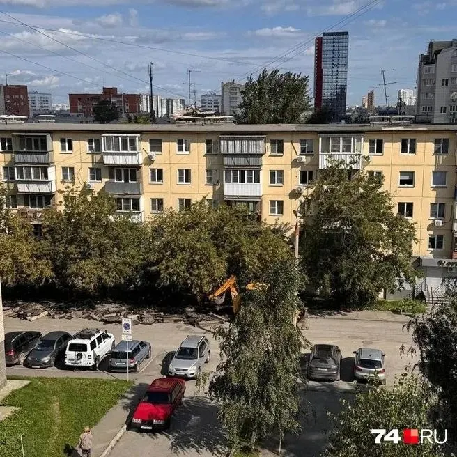 Парковочные карманы исчезают вдоль улицы Карла Либкнехта ради тротуаров и озеленения; жители требуют разъяснений и сохранения парковок.