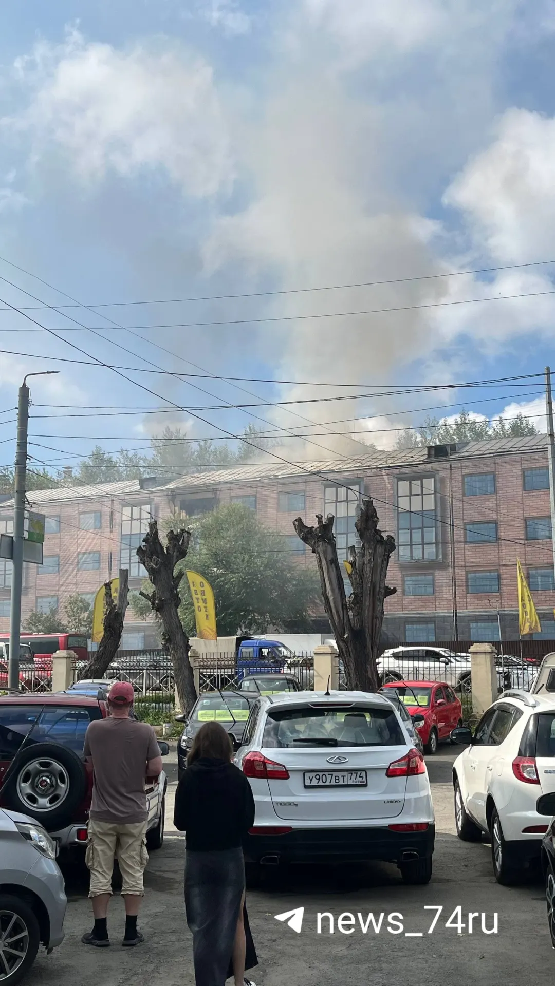 Пожар ликвидирован за 15 минут; внутри загорелся мусор, площадь возгорания около 20 кв.м; пострадавших нет.