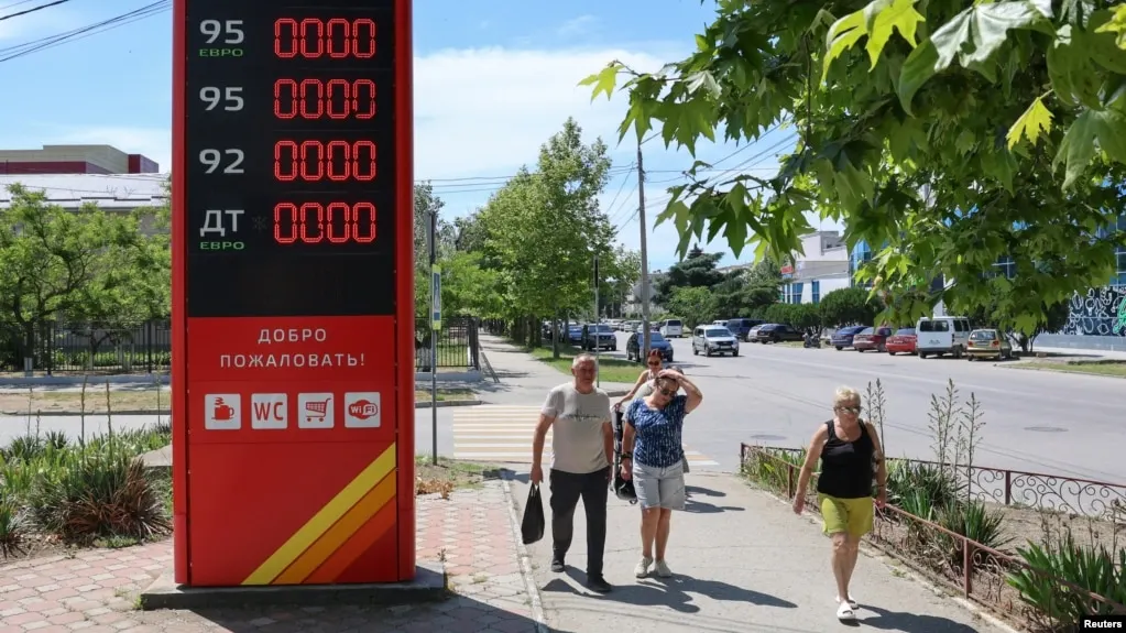 В Геленджике и соседних населённых пунктах региона наблюдается дефицит бензина: очереди на заправках, ограничение продаж и напряжённая ситуация.