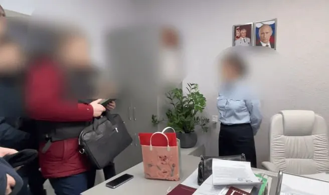 Бывшая начальница миграционного отдела признана виновной в получении взяток, злоупотреблении полномочиями и организации незаконной миграции; ей назначено восемь лет лишения свободы, штраф 700 тысяч рублей, запрет занимать должности в правоохранительных органах на 3,5 года и лишение звания; отсрочка исполнения до достижения ребёнком 14 лет.